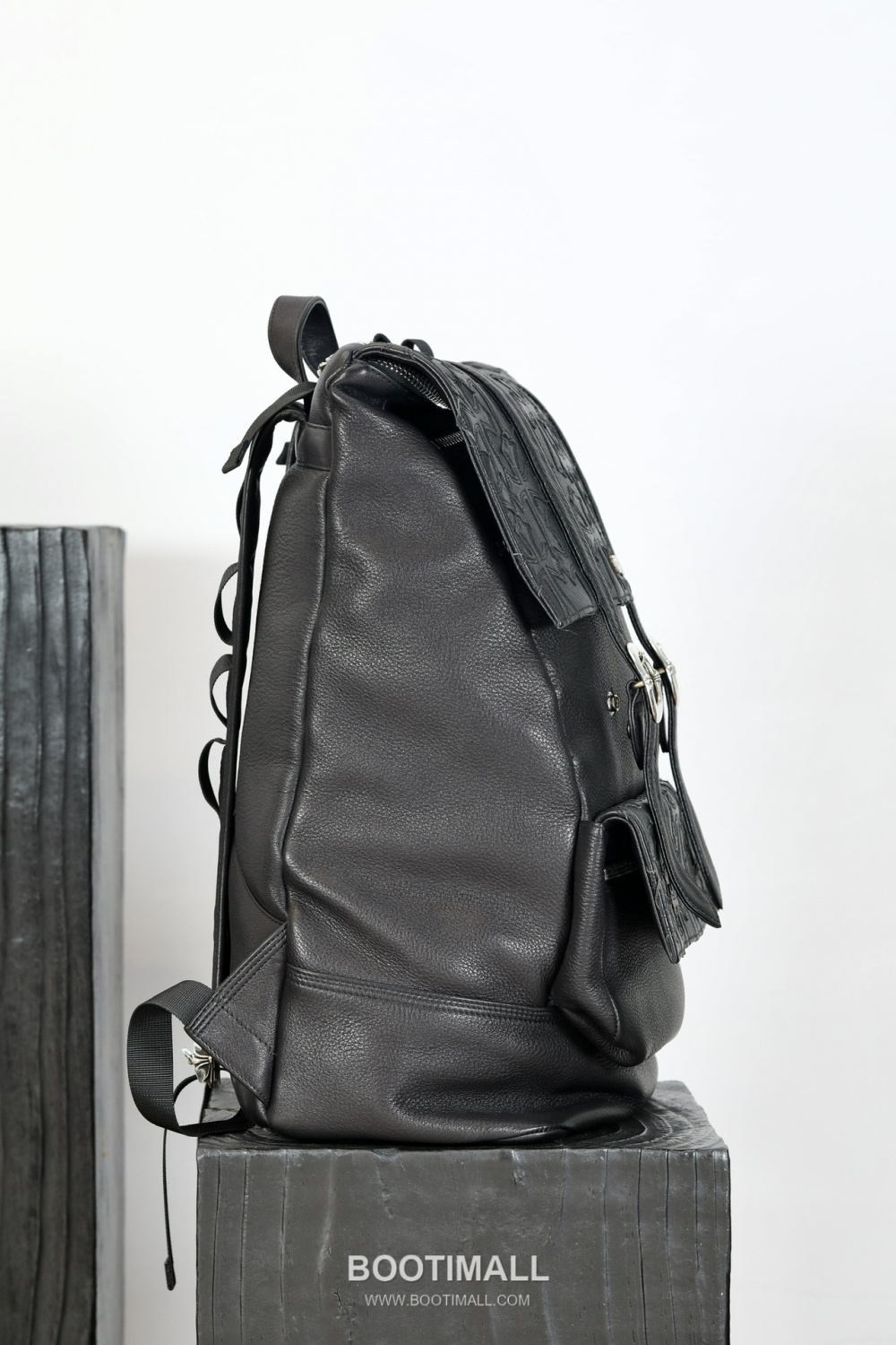 Chrome Hearts 크롬하츠 크로스 플랩 라지 백팩 K001 그레인 카우하이드 & 실버 925 하드웨어 50cm 10