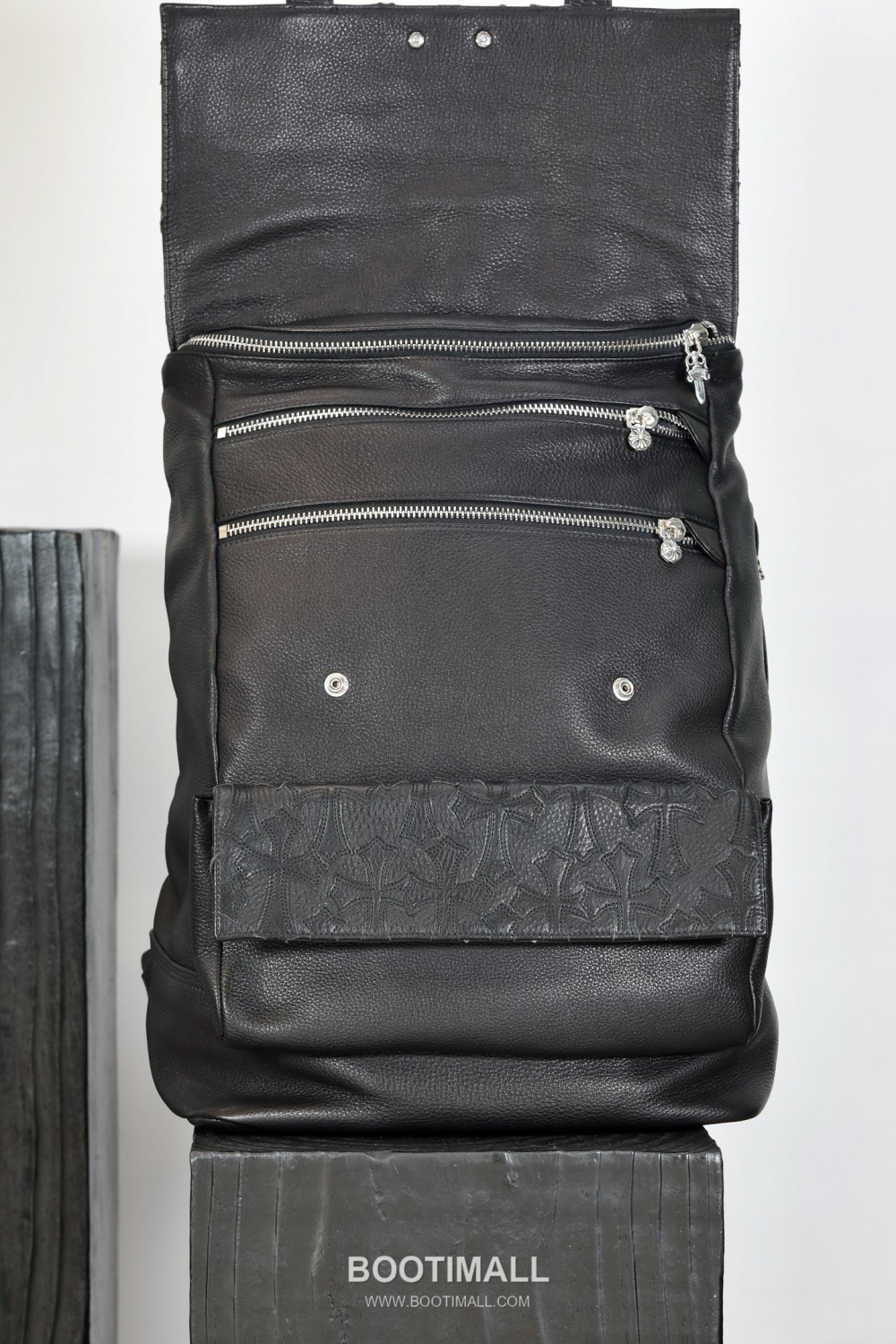 Chrome Hearts 크롬하츠 크로스 플랩 라지 백팩 K001 그레인 카우하이드 & 실버 925 하드웨어 50cm 12