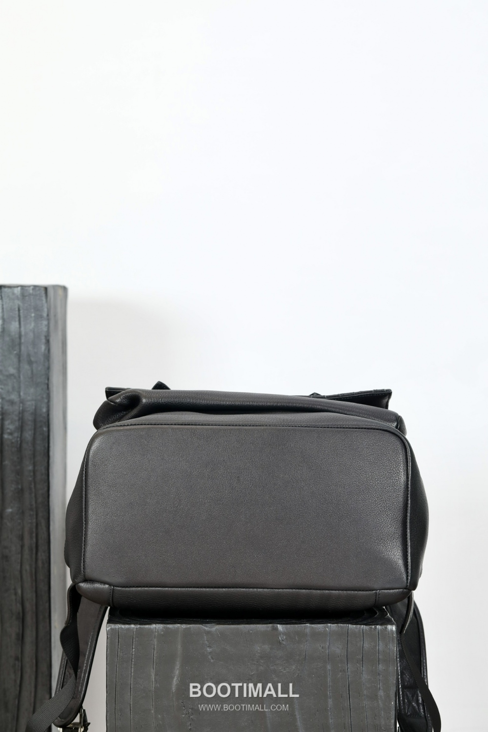 Chrome Hearts 크롬하츠 크로스 플랩 라지 백팩 K001 그레인 카우하이드 & 실버 925 하드웨어 50cm 13