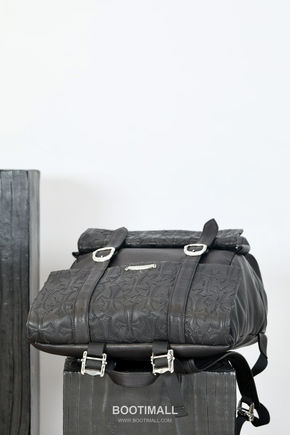 Chrome Hearts 크롬하츠 크로스 플랩 라지 백팩 K001 그레인 카우하이드 & 실버 925 하드웨어 50cm 14