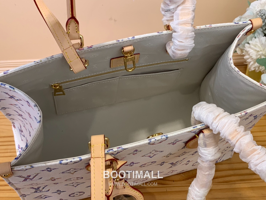 Louis Vuitton OnTheGo MM Monogram Tapestry Tote 루이비통 온더고 MM 모노그램 태피스트리 토트백 M24708  가로 35cm 8