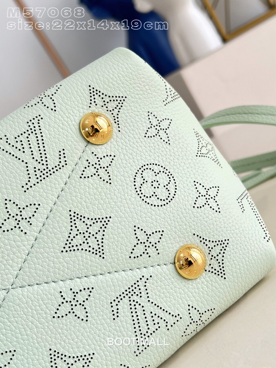 Louis Vuitton 루이비통 벨라 핸드백 마히나 모노그램 퍼포레이티드 레더 민트 M57068 22cm 8