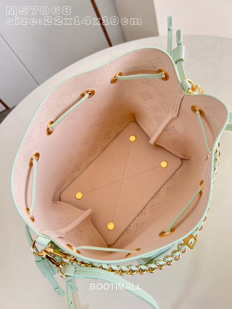 Louis Vuitton 루이비통 벨라 핸드백 마히나 모노그램 퍼포레이티드 레더 민트 M57068 22cm 9