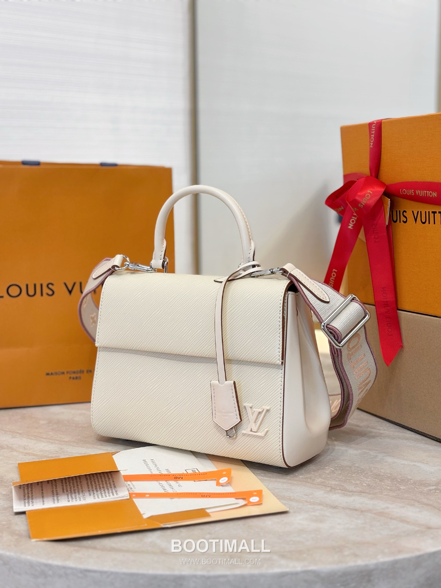 Louis Vuitton Louis Vuitton Cluny BB Epi Leather 루이비통  클루니 BB 에피 레더 M14434 28cm 1