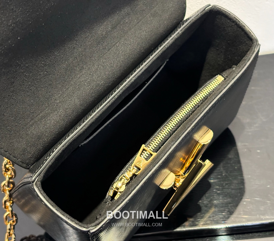 Louis Vuitton Twist PM Epi Leather M21118  트위스트 PM 에피 레더 체인 숄더백 블랙 금장 19cm 7