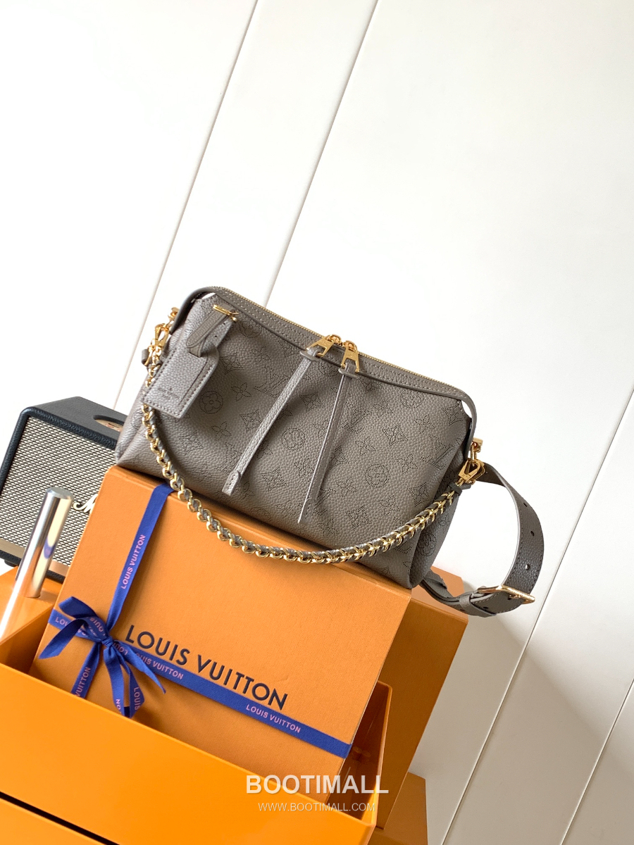 Louis Vuitton Hand It All PM 루이비통 핸드 잇 올 PM 퍼포레이티드 모노그램 레더 M25904 29cm 1