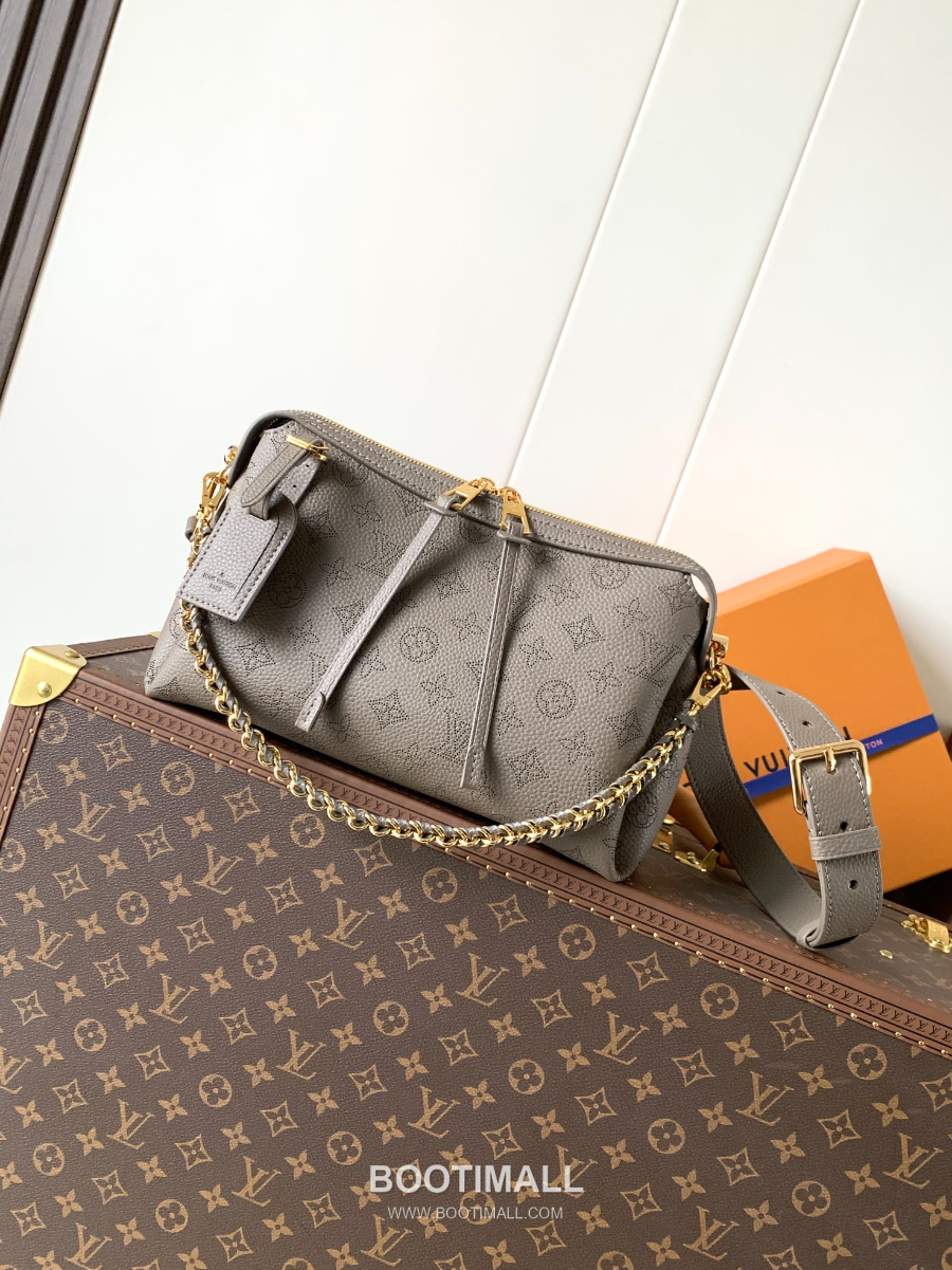 Louis Vuitton Hand It All PM 루이비통 핸드 잇 올 PM 퍼포레이티드 모노그램 레더 M25904 29cm 2