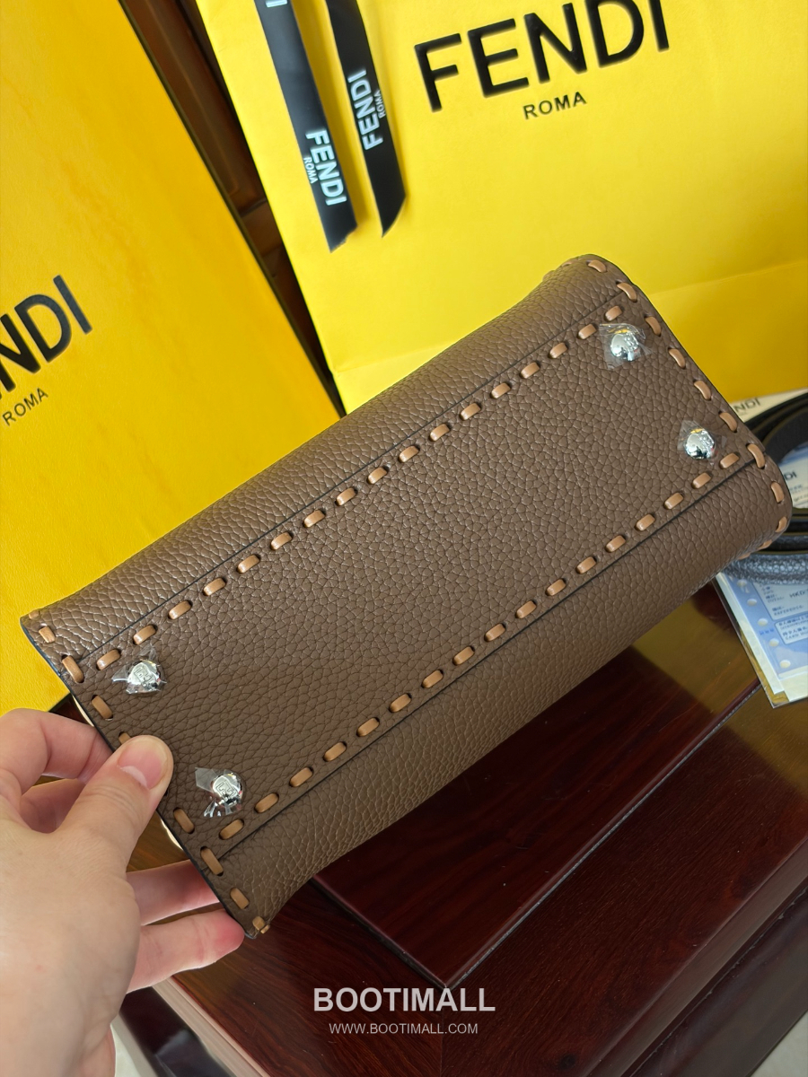 Fendi Peekaboo Mini Selleria Grained Calfskin 펜디 피카부 미니 셀레리아 그레인드 카프스킨 토트백 브라운 23cm 5