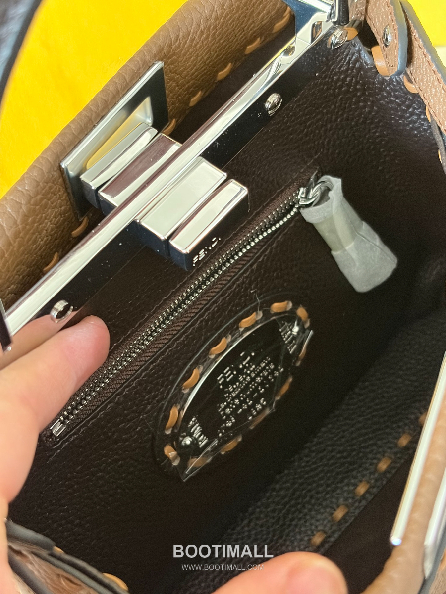 Fendi Peekaboo Mini Selleria Grained Calfskin 펜디 피카부 미니 셀레리아 그레인드 카프스킨 토트백 브라운 23cm 13