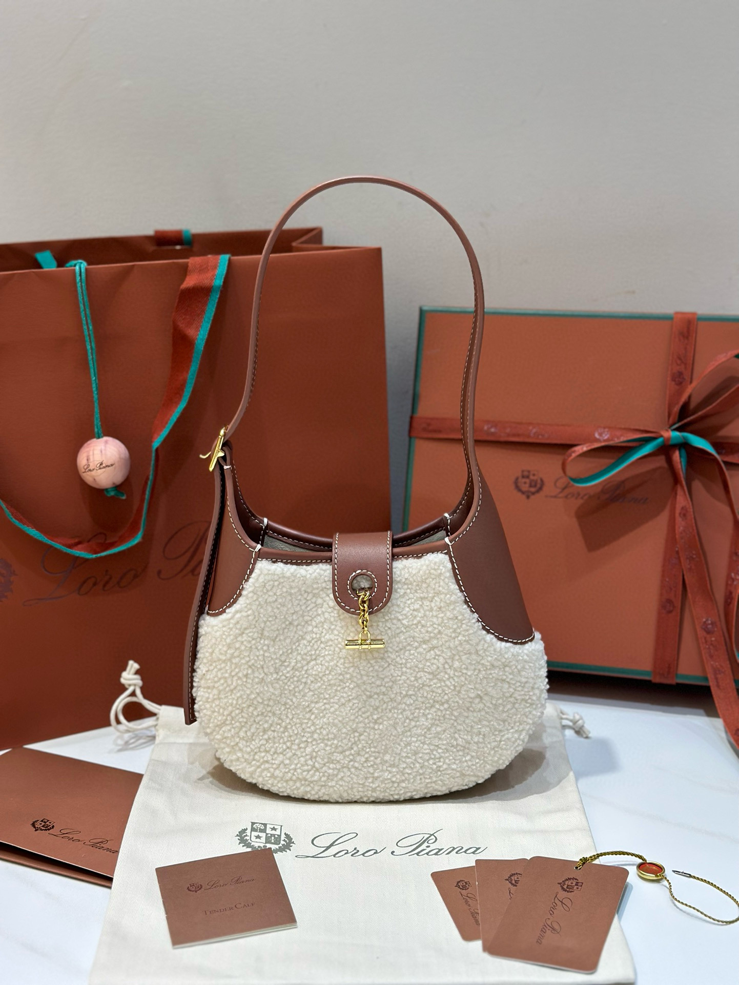 Loro Piana 로로피아나 로로 피아나 Bobbin 양털 숄더백 1