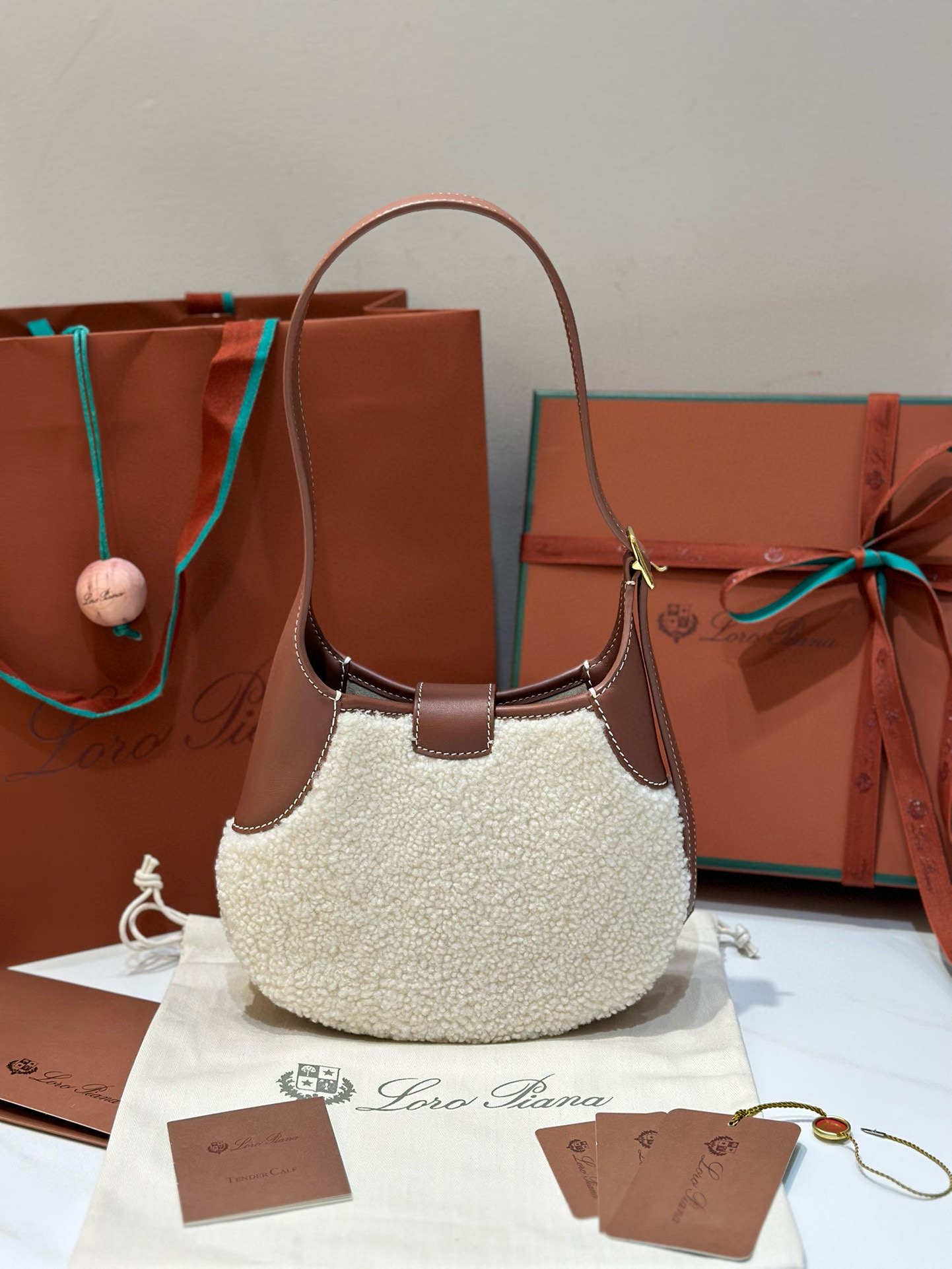 Loro Piana 로로피아나 로로 피아나 Bobbin 양털 숄더백 2