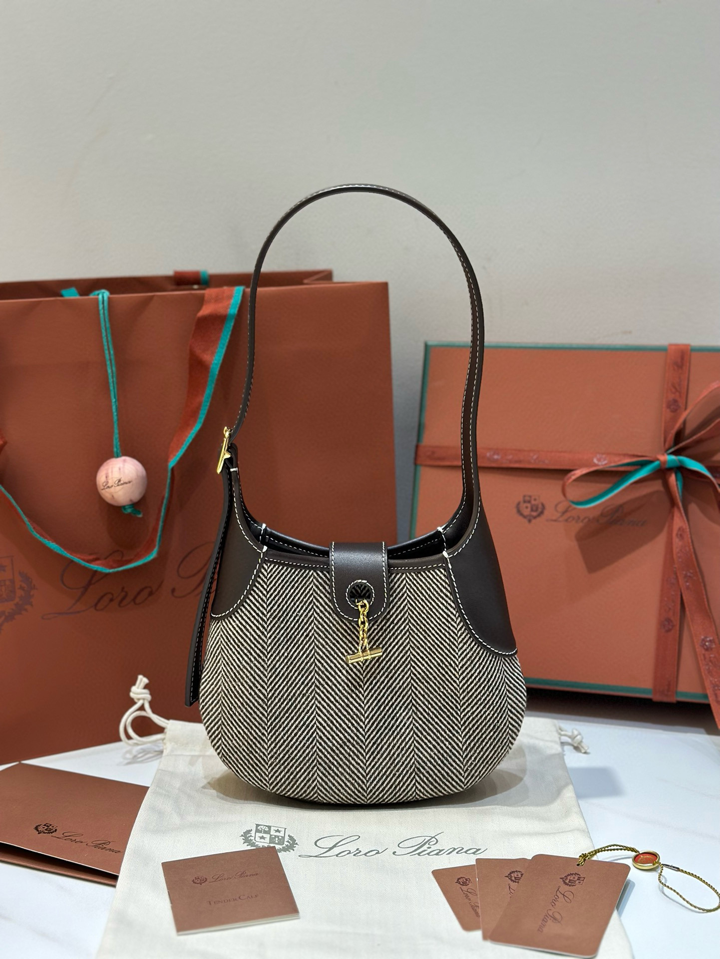 Loro Piana 로로피아나 Bobbin 양모 배색 숄더백 1