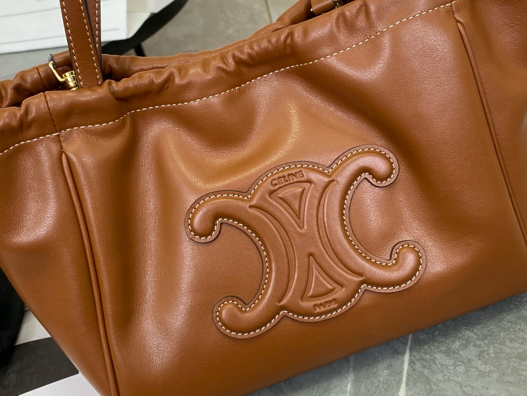 CELINE 셀린느 트리옴프 가죽 드로스트링 미니 토트백 5