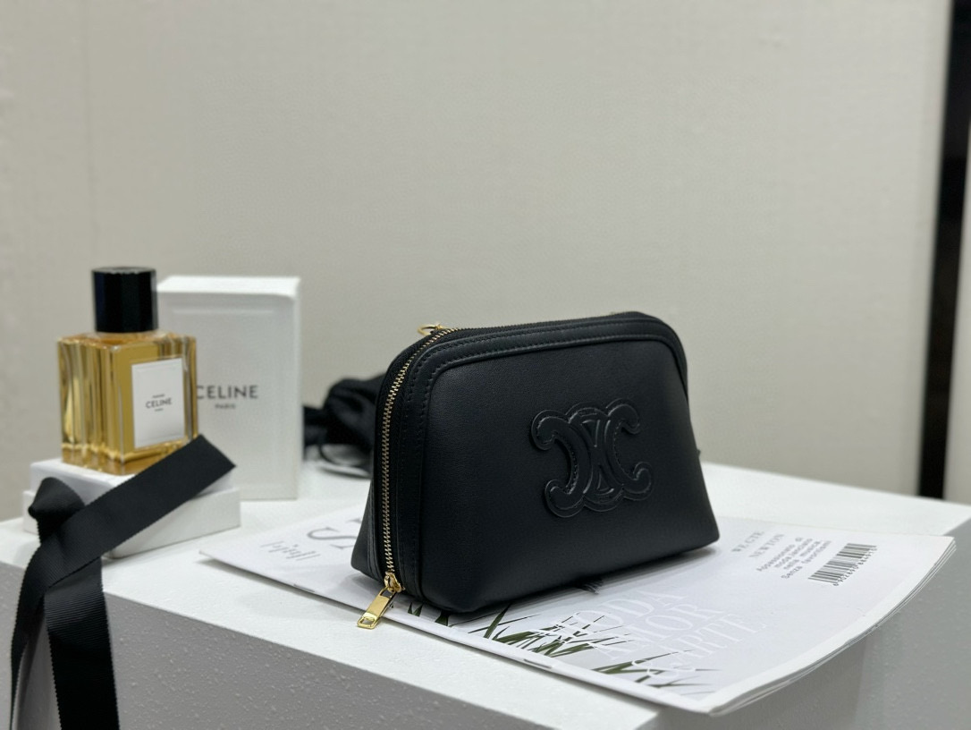 Celine 셀린느 광택 소가죽 체인 파우치백 2