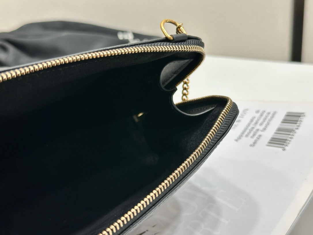 Celine 셀린느 광택 소가죽 체인 파우치백 5