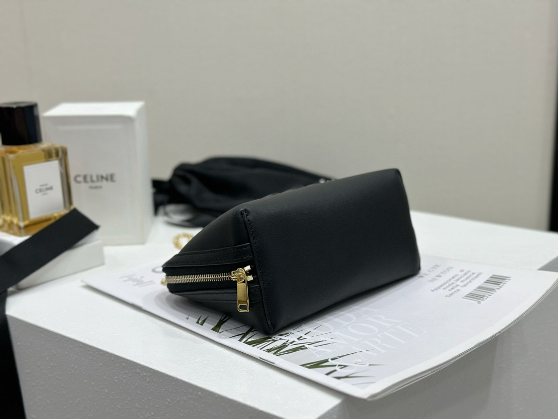 Celine 셀린느 광택 소가죽 체인 파우치백 8