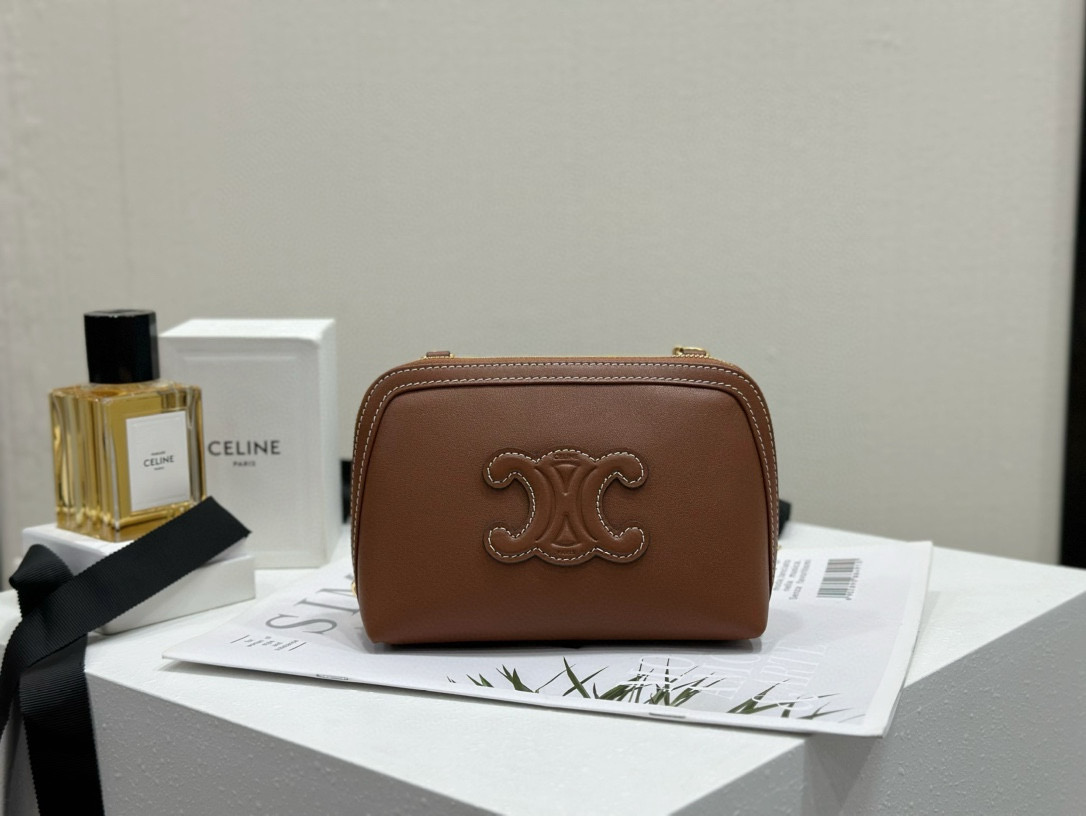 Celine 셀린느 광택 소가죽 체인 파우치백 1