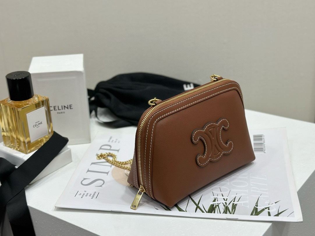 Celine 셀린느 광택 소가죽 체인 파우치백 2
