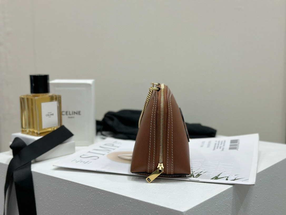 Celine 셀린느 광택 소가죽 체인 파우치백 3