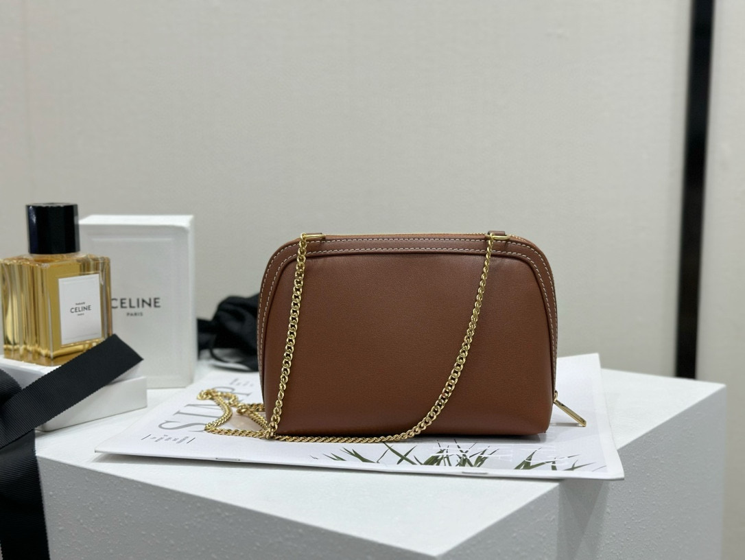 Celine 셀린느 광택 소가죽 체인 파우치백 4