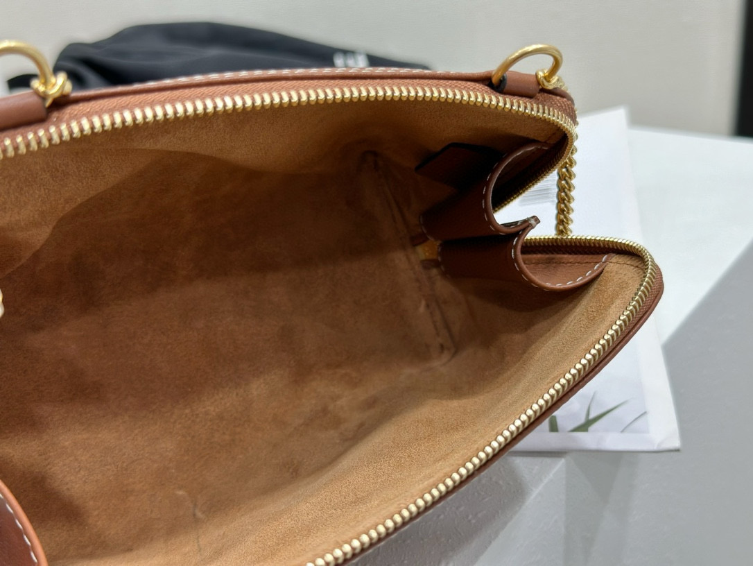 Celine 셀린느 광택 소가죽 체인 파우치백 5