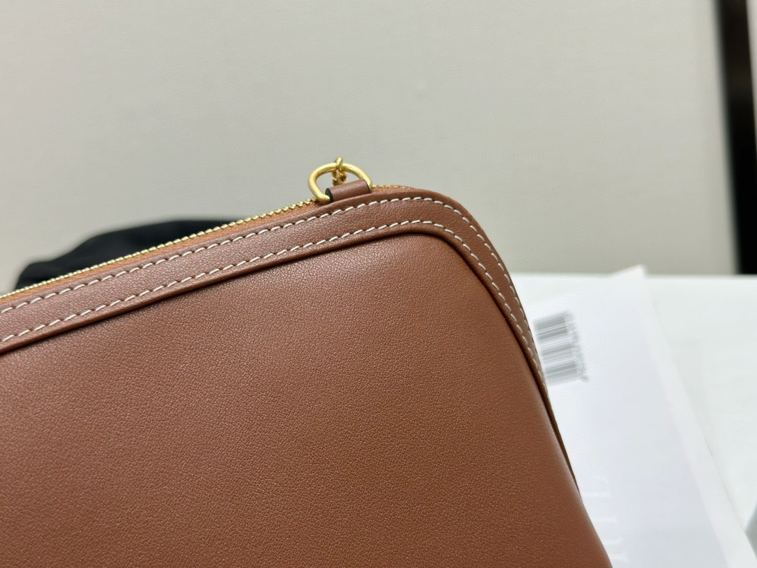 Celine 셀린느 광택 소가죽 체인 파우치백 8