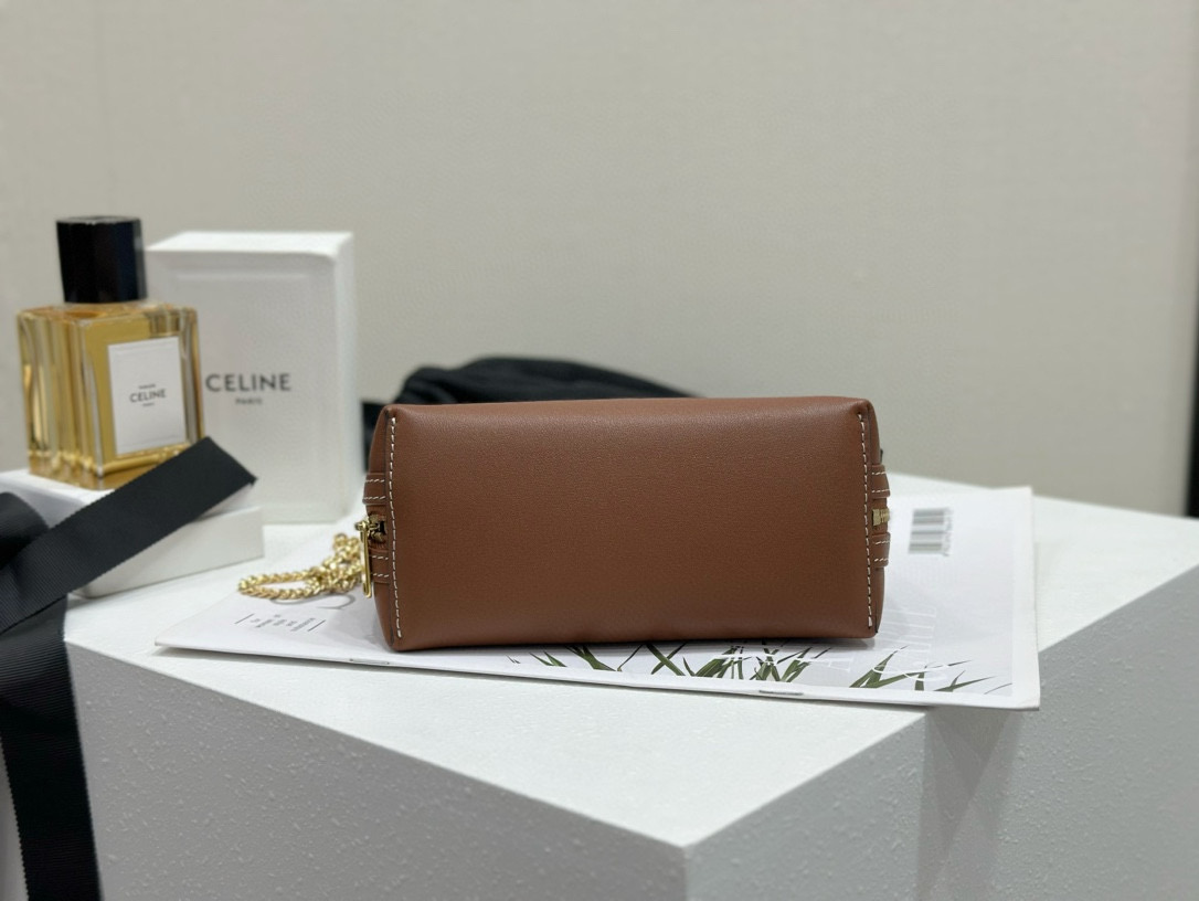 Celine 셀린느 광택 소가죽 체인 파우치백 9