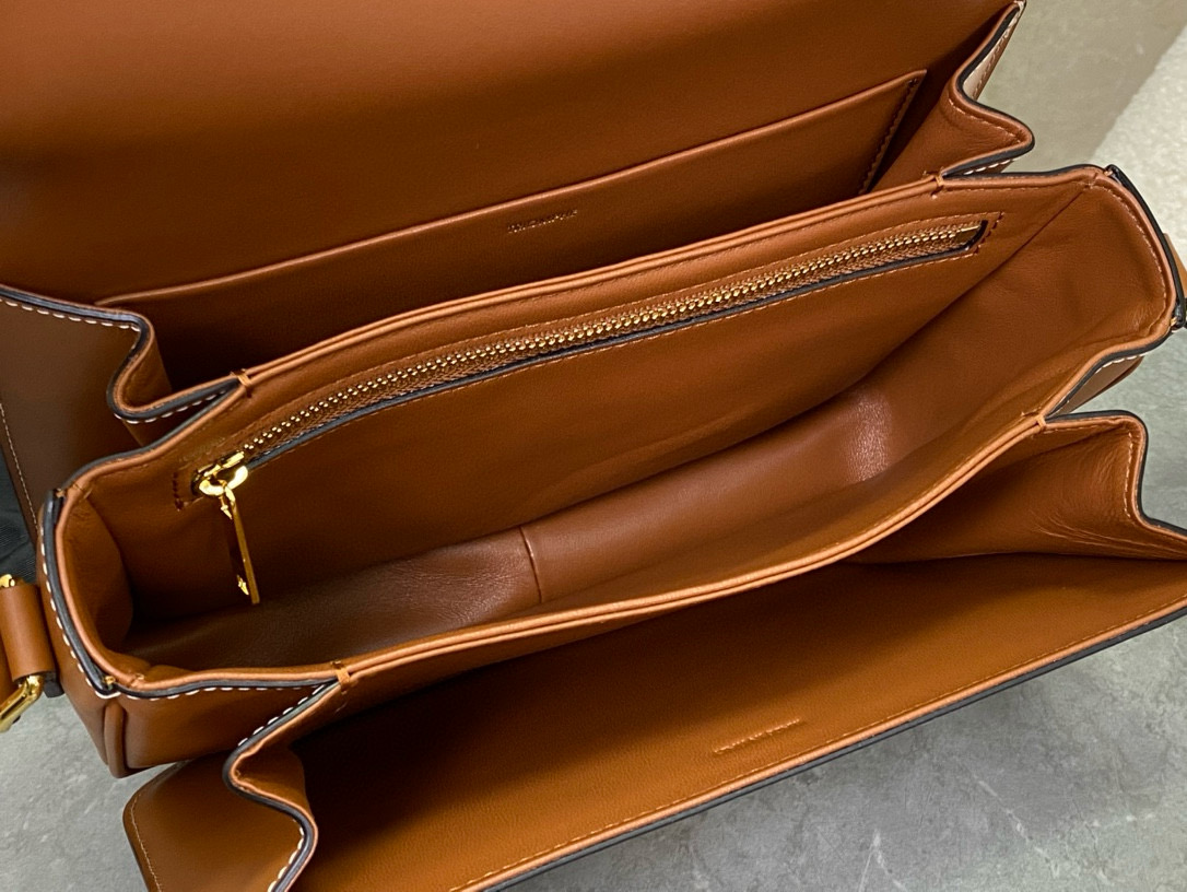 Celine 셀린느 트리오므프 박스 중형 모노그램 숄더백 8