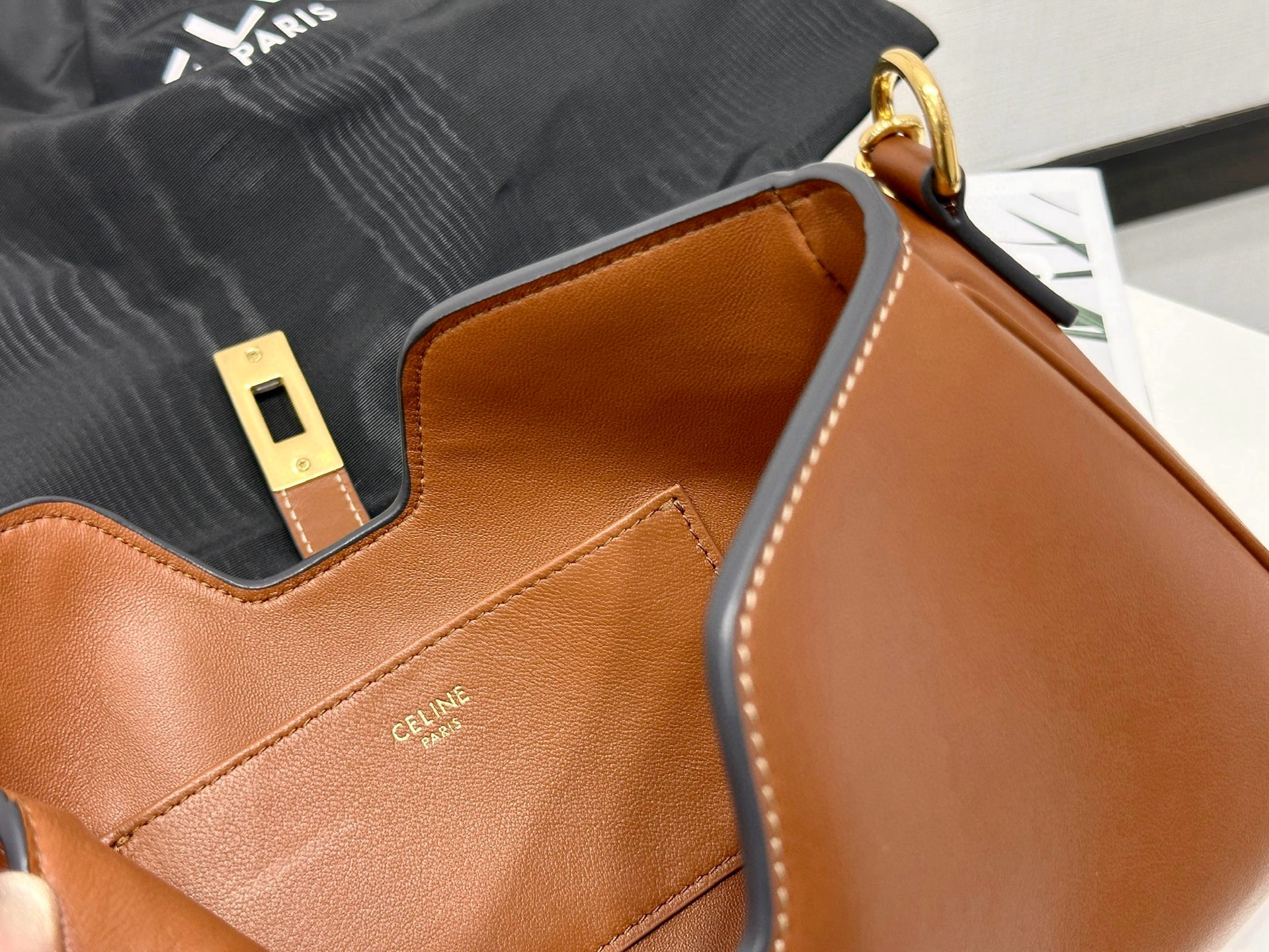 Celine 셀린느 카밀 16 소프트 블랙 체인 숄더백 5