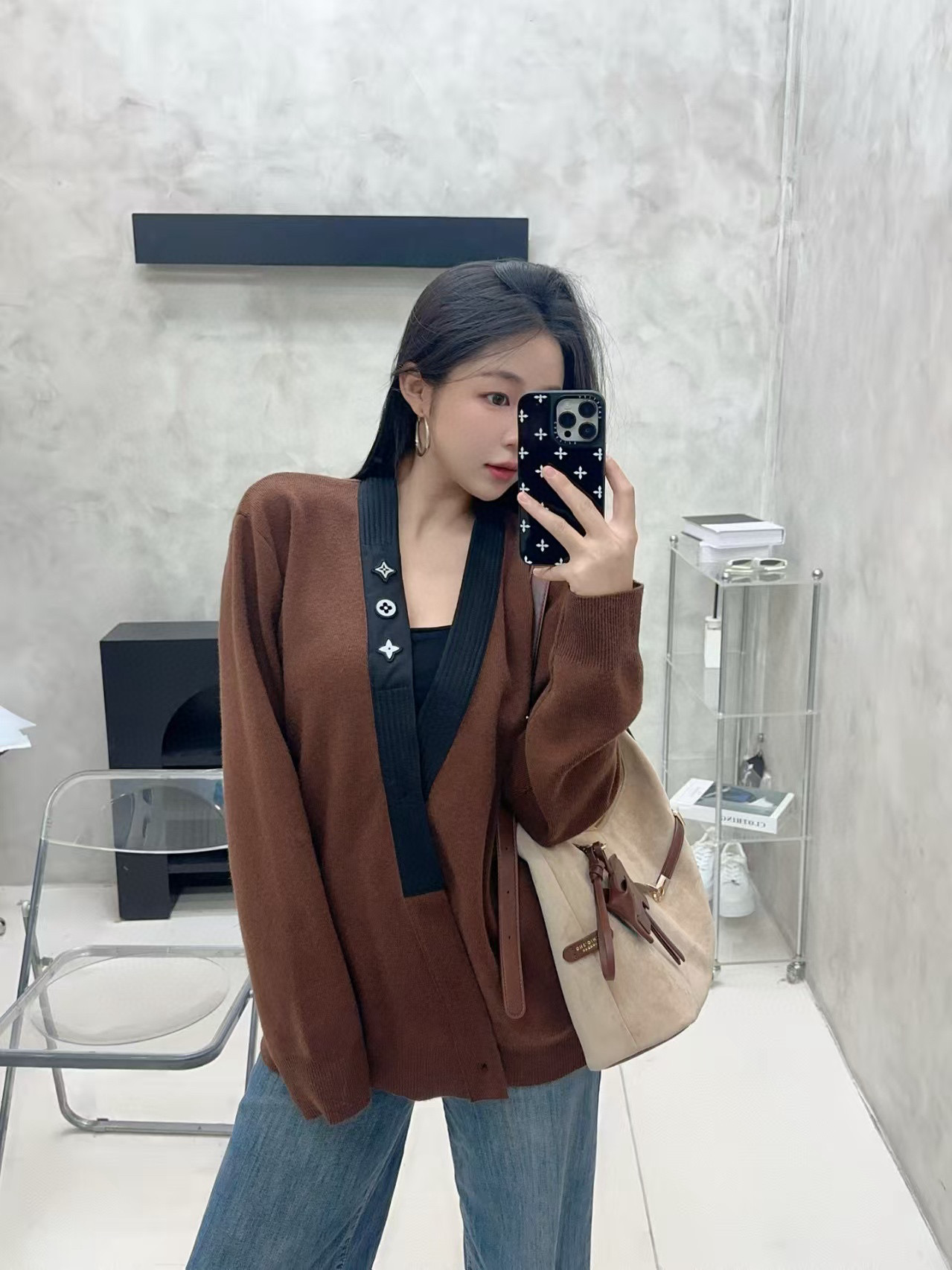 Louis Vuitton 루이비통 25FW 삼화 반사 로고 장식 브이넥 가디건 니트 2