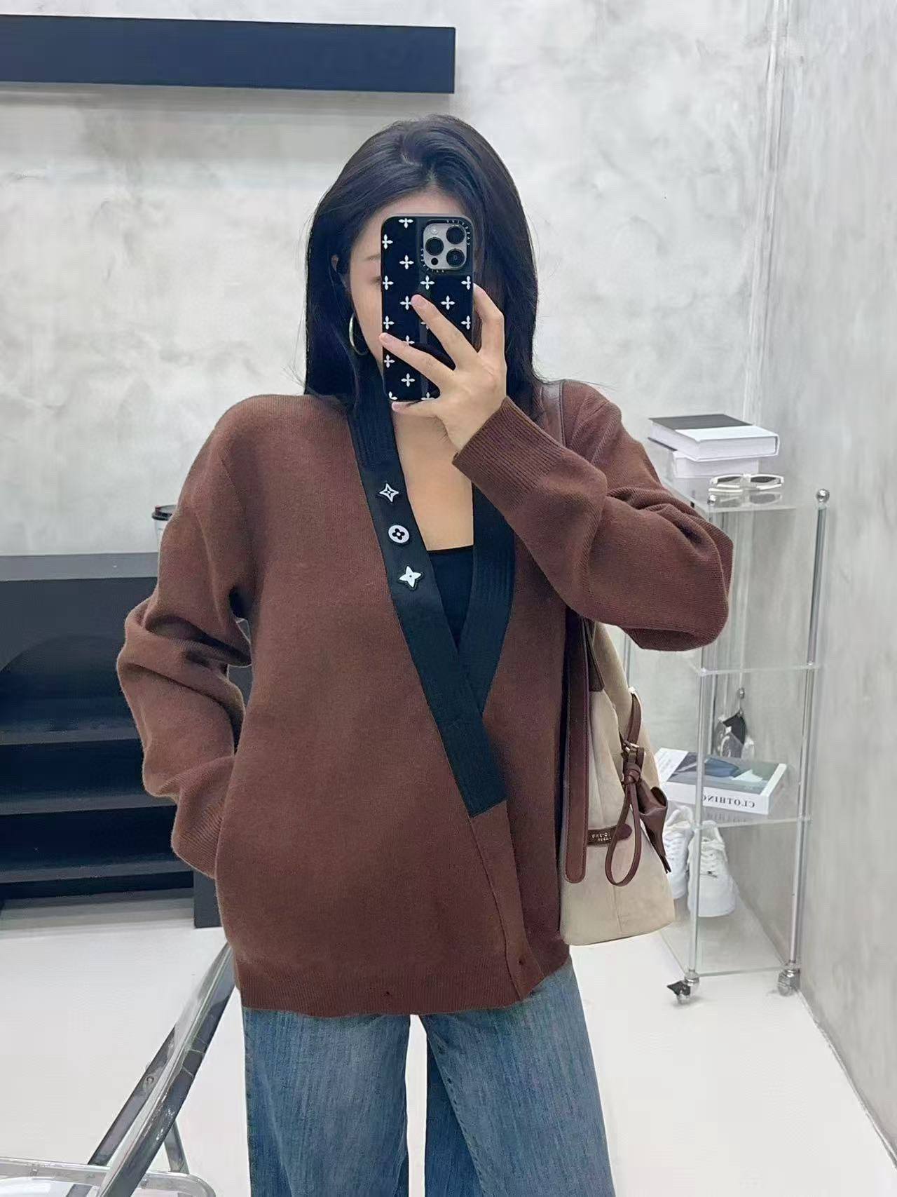 Louis Vuitton 루이비통 25FW 삼화 반사 로고 장식 브이넥 가디건 니트 3