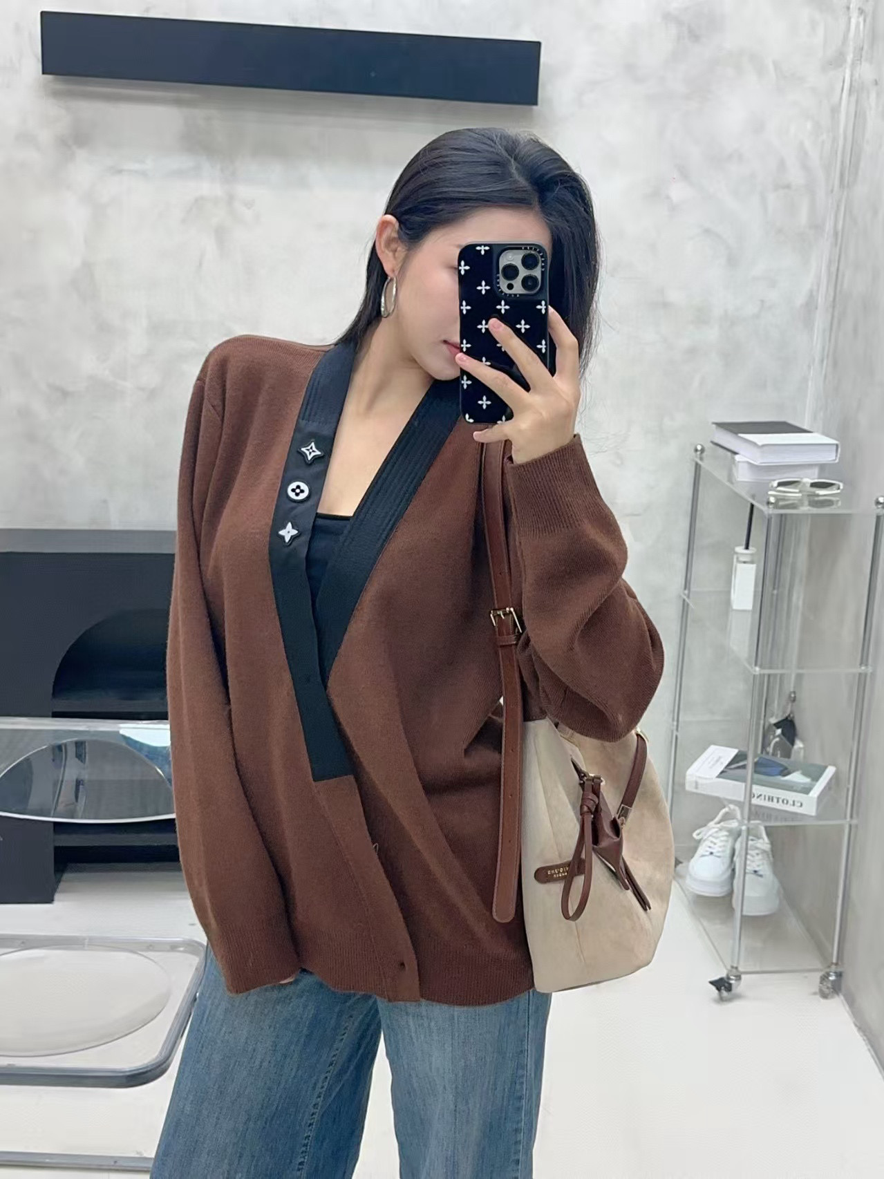 Louis Vuitton 루이비통 25FW 삼화 반사 로고 장식 브이넥 가디건 니트 4