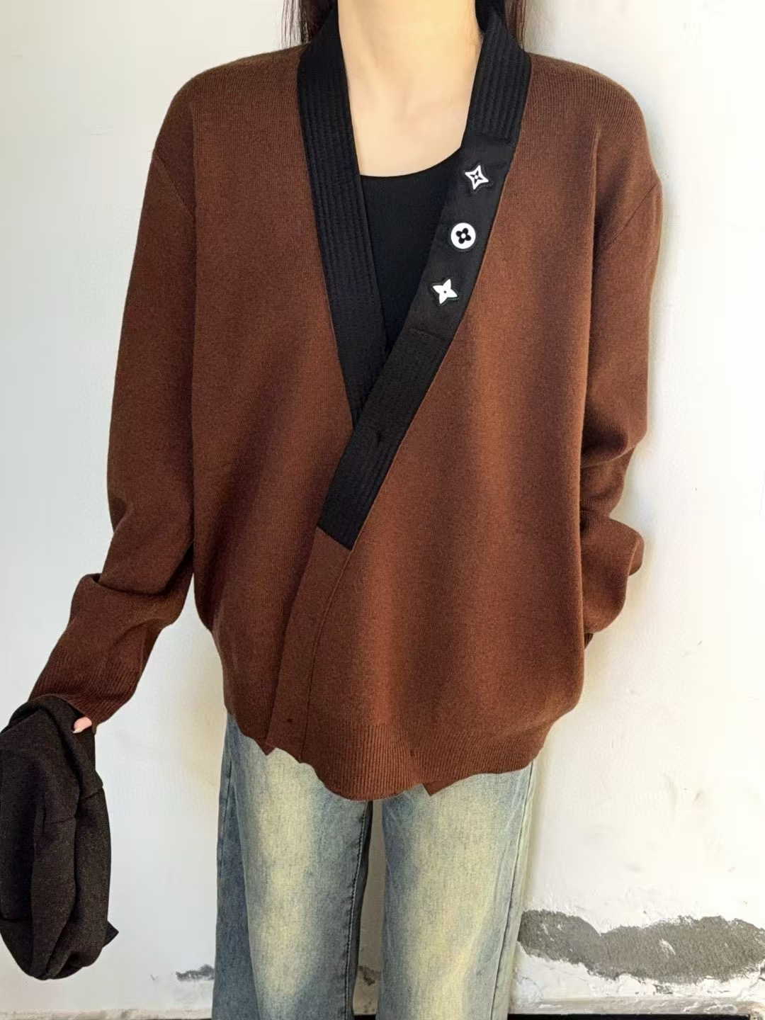 Louis Vuitton 루이비통 25FW 삼화 반사 로고 장식 브이넥 가디건 니트 5