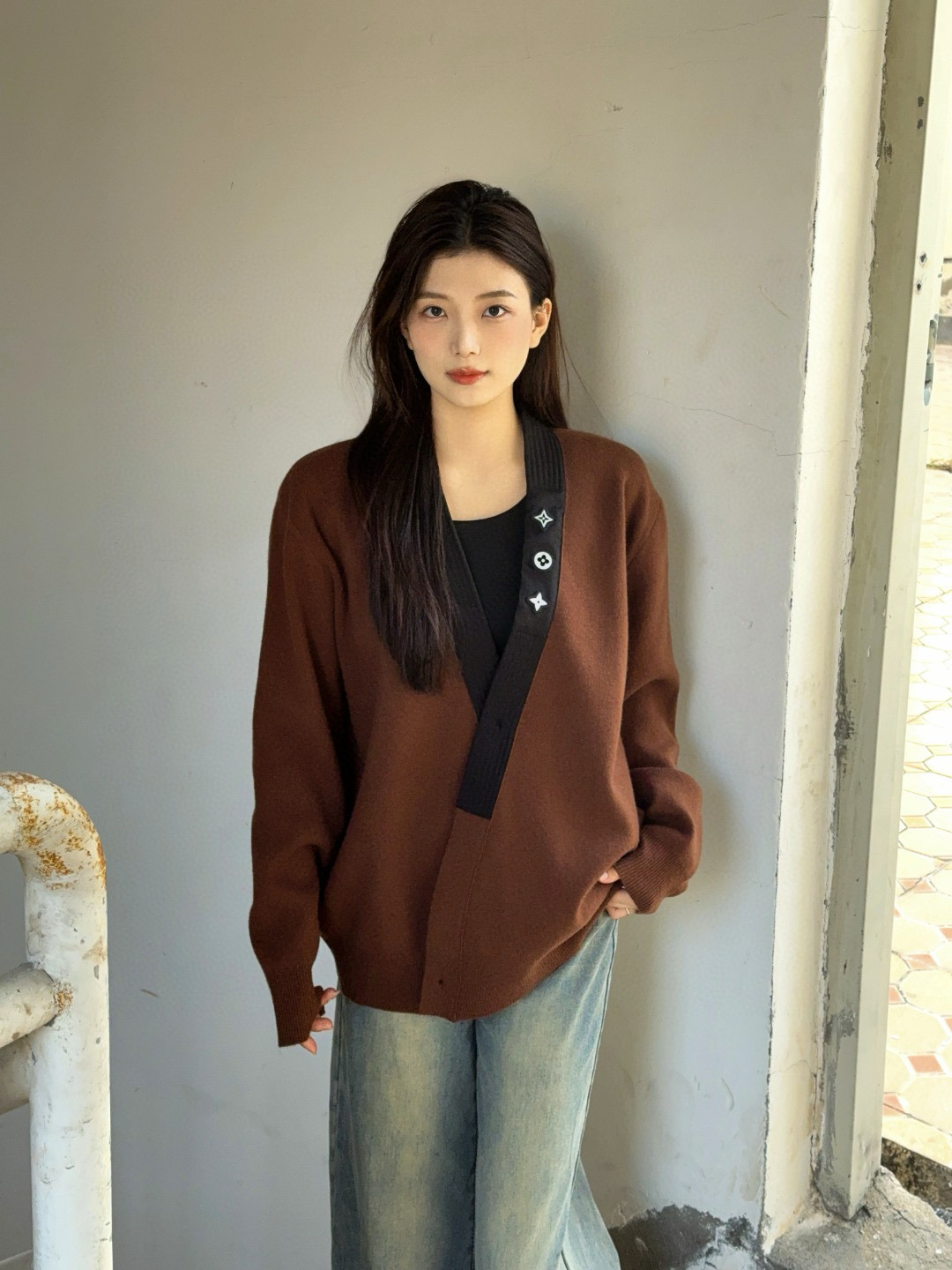 Louis Vuitton 루이비통 25FW 삼화 반사 로고 장식 브이넥 가디건 니트 6