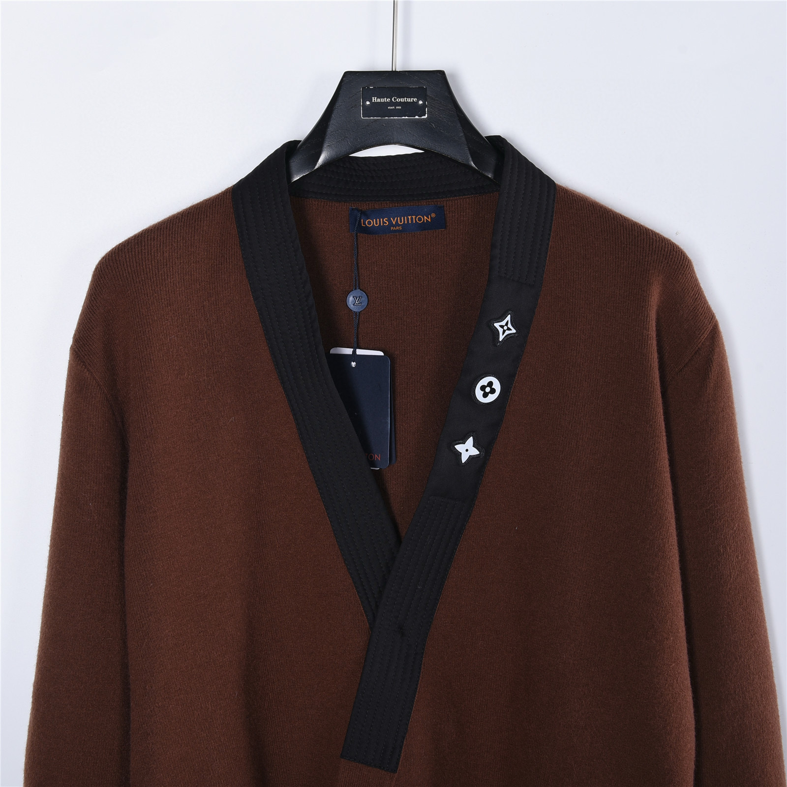 Louis Vuitton 루이비통 25FW 삼화 반사 로고 장식 브이넥 가디건 니트 13