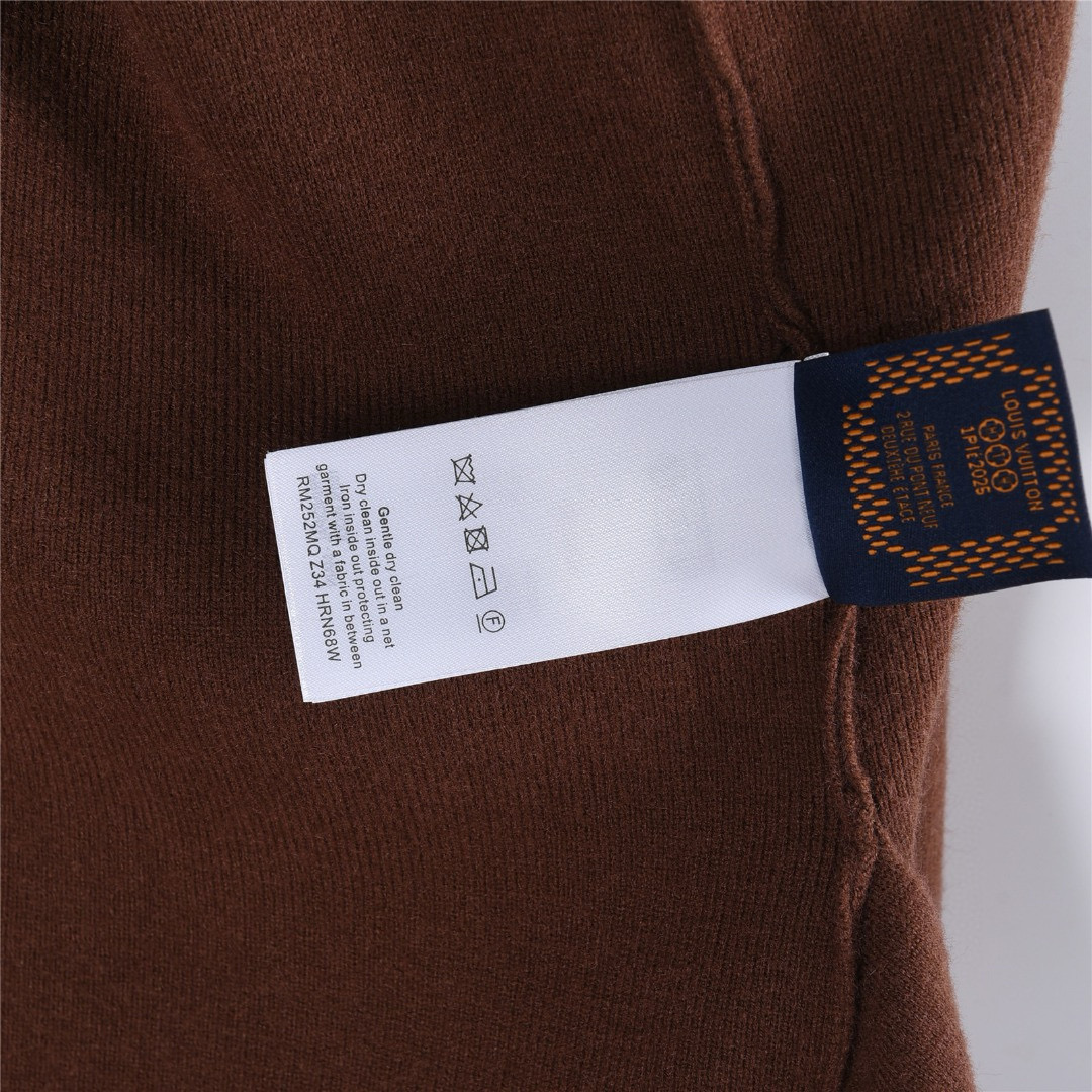 Louis Vuitton 루이비통 25FW 삼화 반사 로고 장식 브이넥 가디건 니트 19