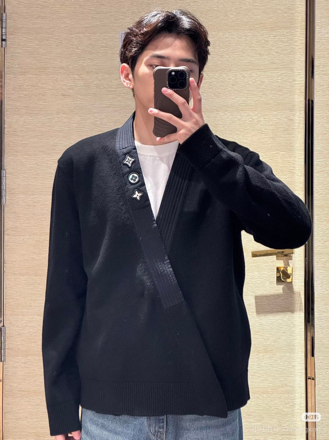 Louis Vuitton 루이비통 25FW 삼화 반사 로고 장식 브이넥 가디건 니트 4