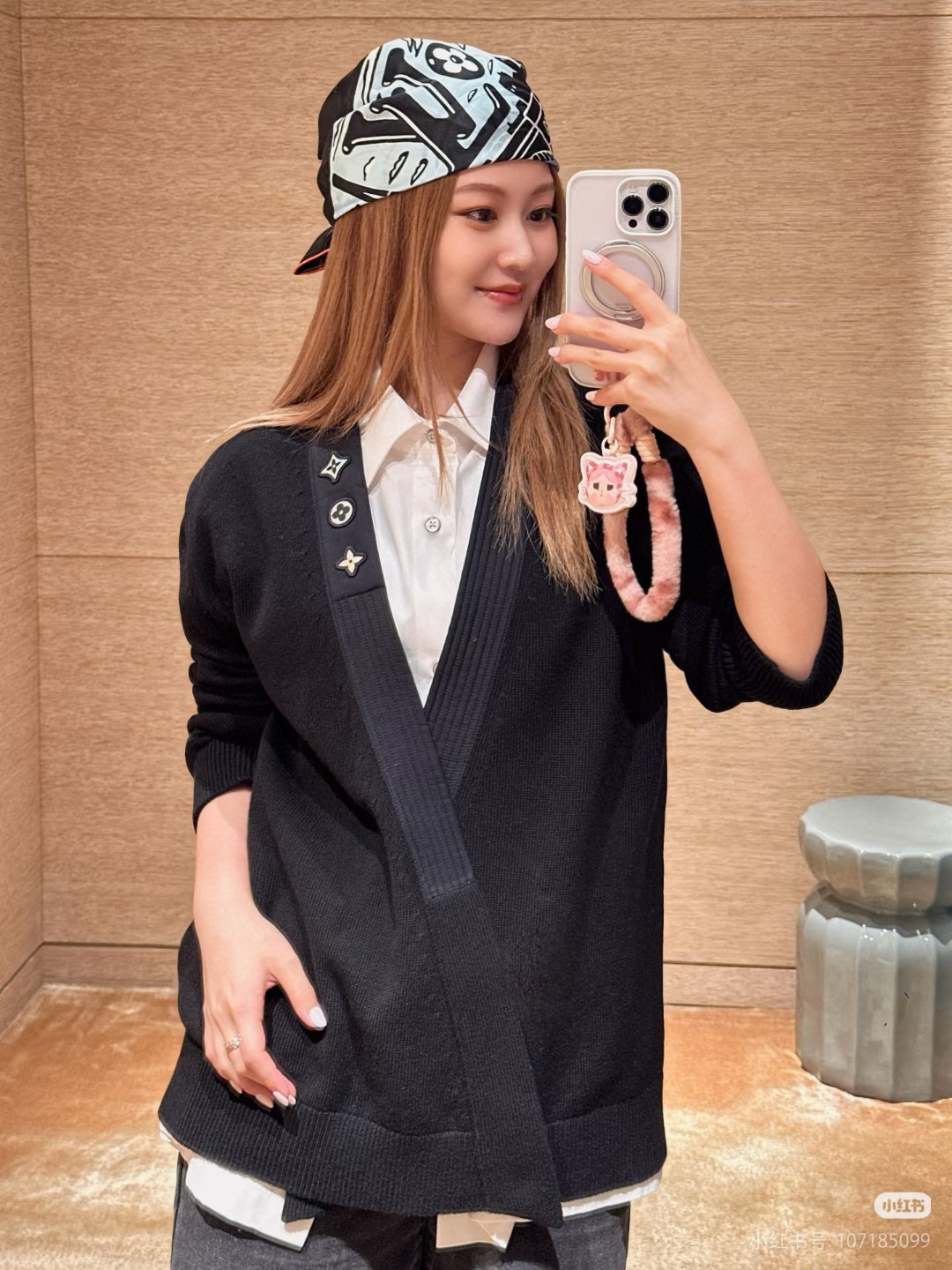 Louis Vuitton 루이비통 25FW 삼화 반사 로고 장식 브이넥 가디건 니트 7