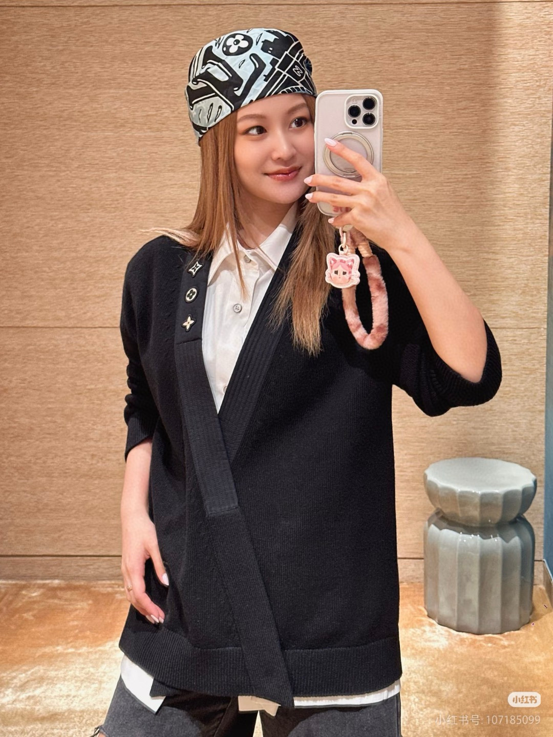 Louis Vuitton 루이비통 25FW 삼화 반사 로고 장식 브이넥 가디건 니트 8