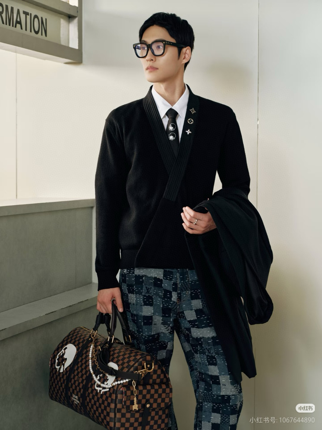 Louis Vuitton 루이비통 25FW 삼화 반사 로고 장식 브이넥 가디건 니트 9