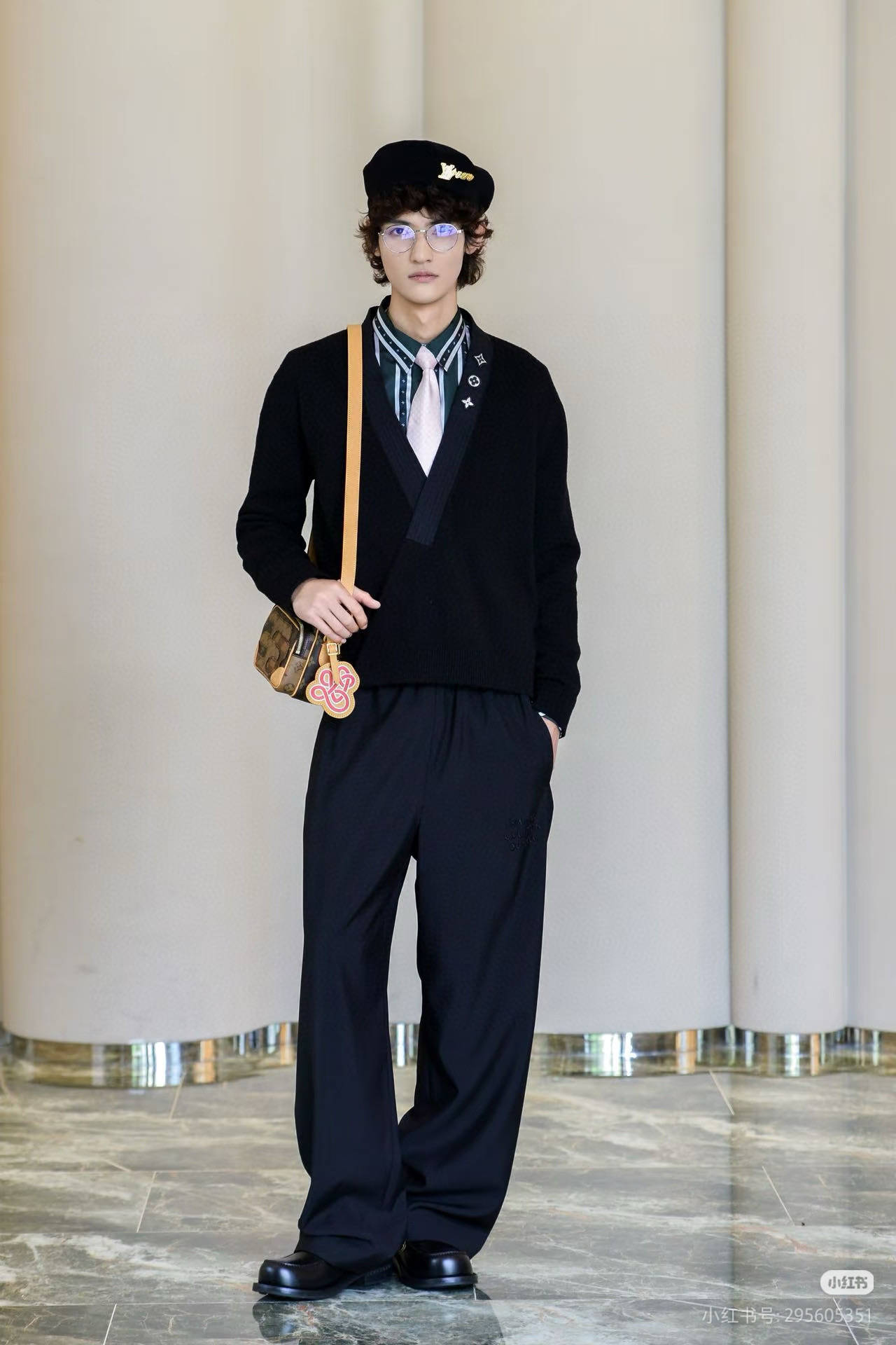 Louis Vuitton 루이비통 25FW 삼화 반사 로고 장식 브이넥 가디건 니트 10