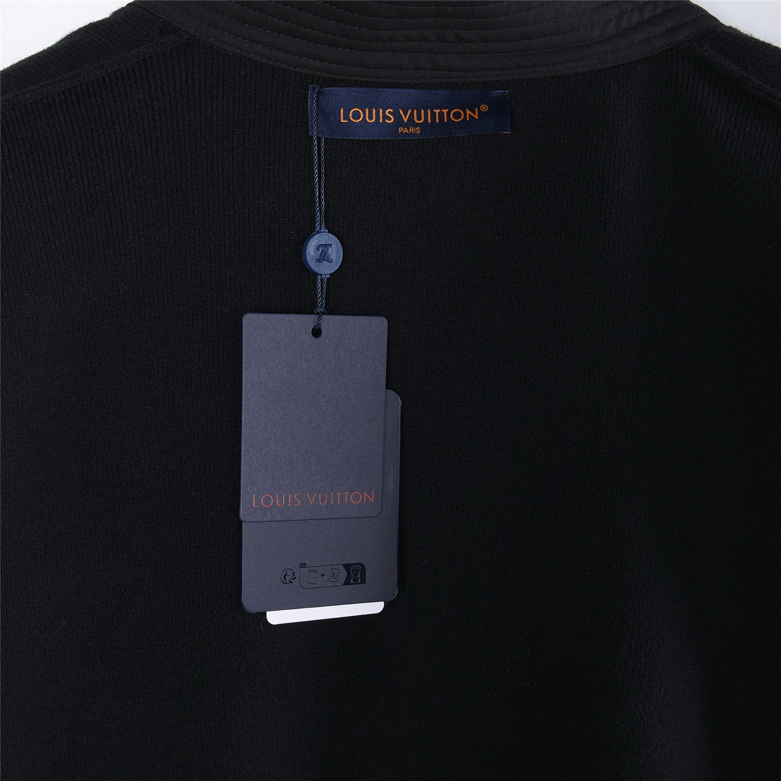 Louis Vuitton 루이비통 25FW 삼화 반사 로고 장식 브이넥 가디건 니트 18