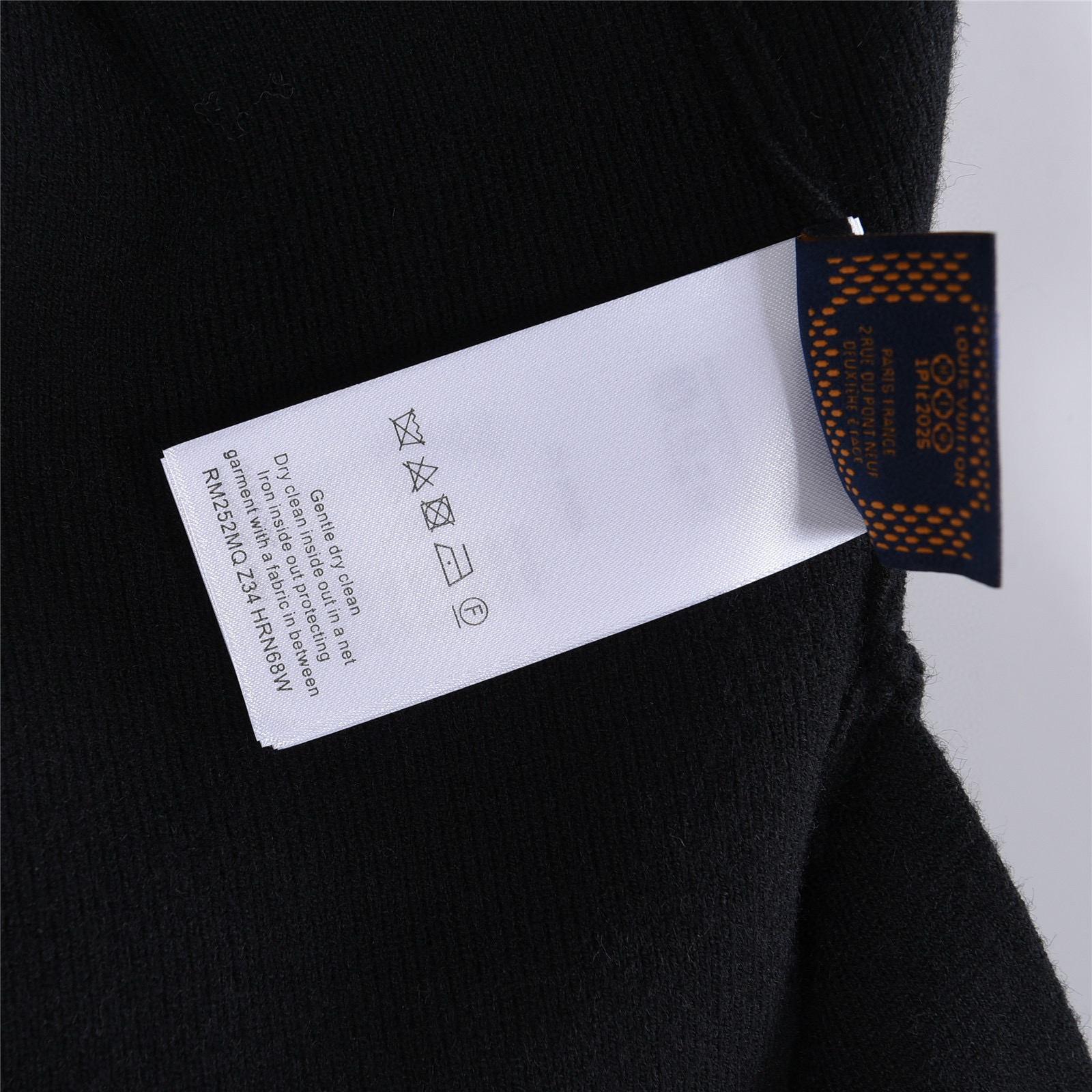 Louis Vuitton 루이비통 25FW 삼화 반사 로고 장식 브이넥 가디건 니트 19