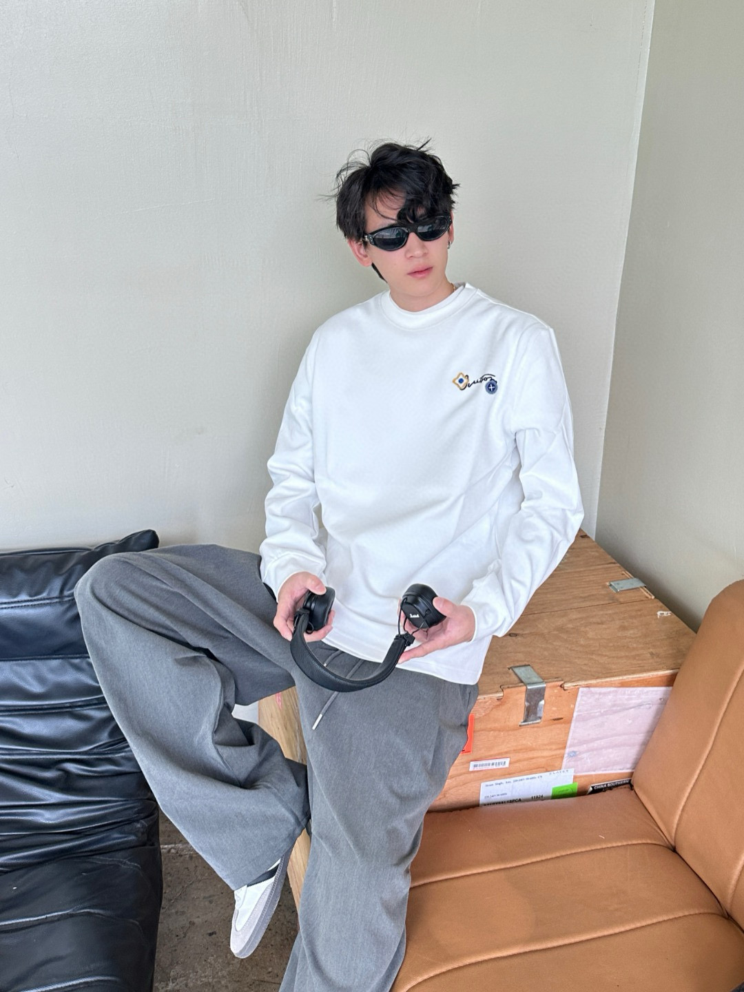 Louis Vuitton 루이비통 플라워 레터링 자수 긴팔 티셔츠 8