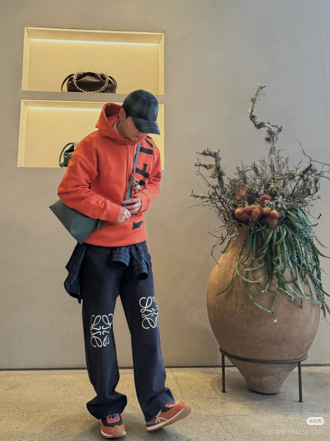 Loewe 로에베 로고 크로스 레터링 후드 티셔츠 12