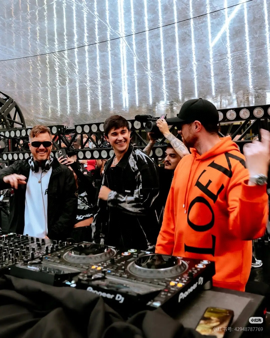 Loewe 로에베 로고 크로스 레터링 후드 티셔츠 17