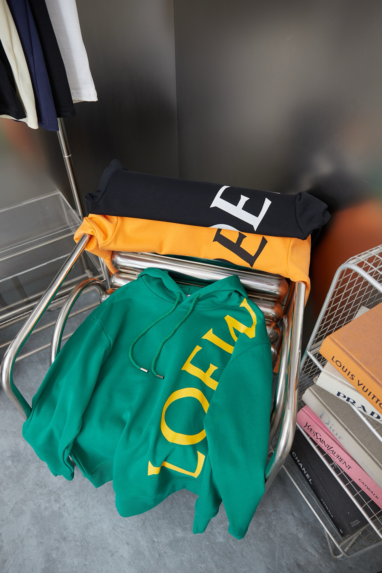 Loewe 로에베 로고 크로스 레터링 후드 티셔츠 17