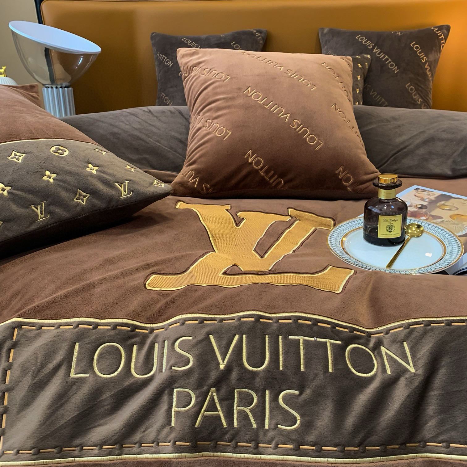 Louis Vuitton 루이비통 브라운 자수 극세사 침구세트 3