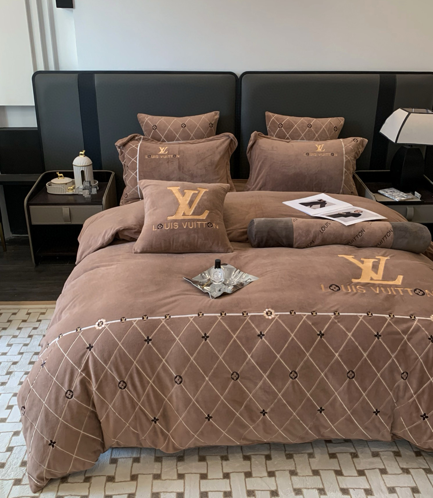 Louis Vuitton 루이비통 루이 비통 고급 중량 극세사 자수 침구세트 2