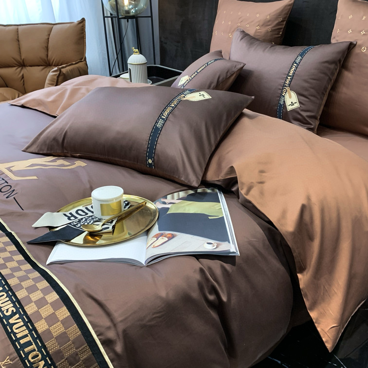 Louis Vuitton 루이비통 루이 비통 브라운 자수 침구 4종 세트 5